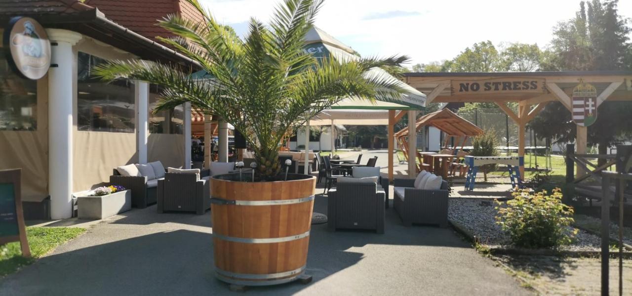 No Stress Panzio-Pizzeria-Sporttabor Bed & Breakfast Harkány Екстериор снимка